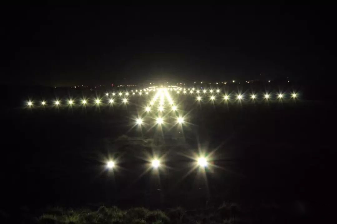 利比里亞國際機場跑道上的LED燈點亮了！